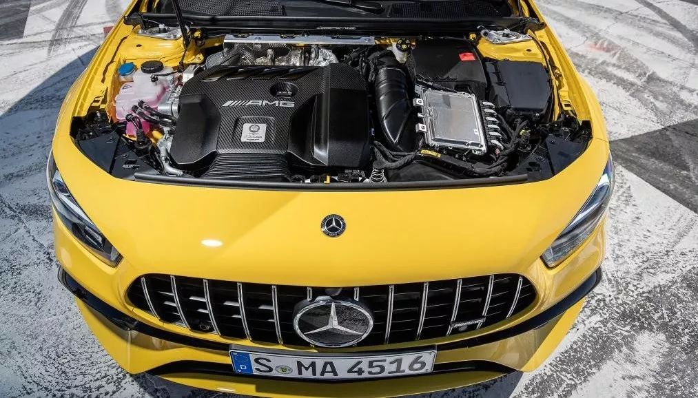 AE试驾全新AMG A45 S：这车快到摄像头都拍不清是啥车