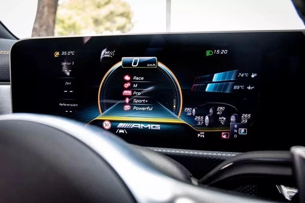 AE试驾全新AMG A45 S：这车快到摄像头都拍不清是啥车