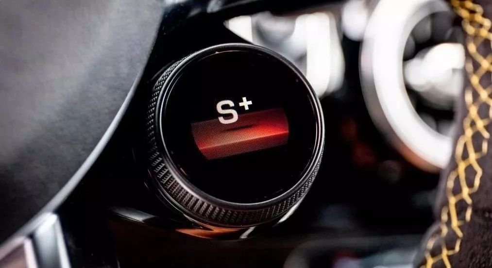 AE试驾全新AMG A45 S：这车快到摄像头都拍不清是啥车