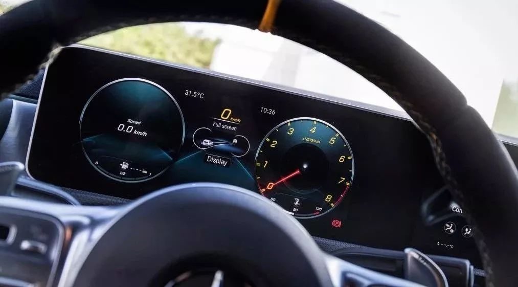 AE试驾全新AMG A45 S：这车快到摄像头都拍不清是啥车