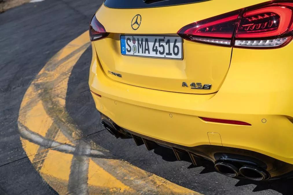 AE试驾全新AMG A45 S：这车快到摄像头都拍不清是啥车