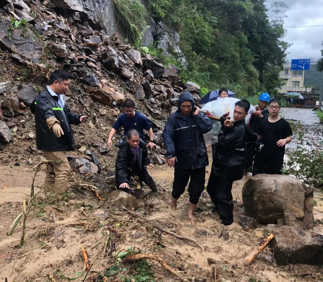 生了,是个男孩!8个小时生死接力成功救援待产孕妇