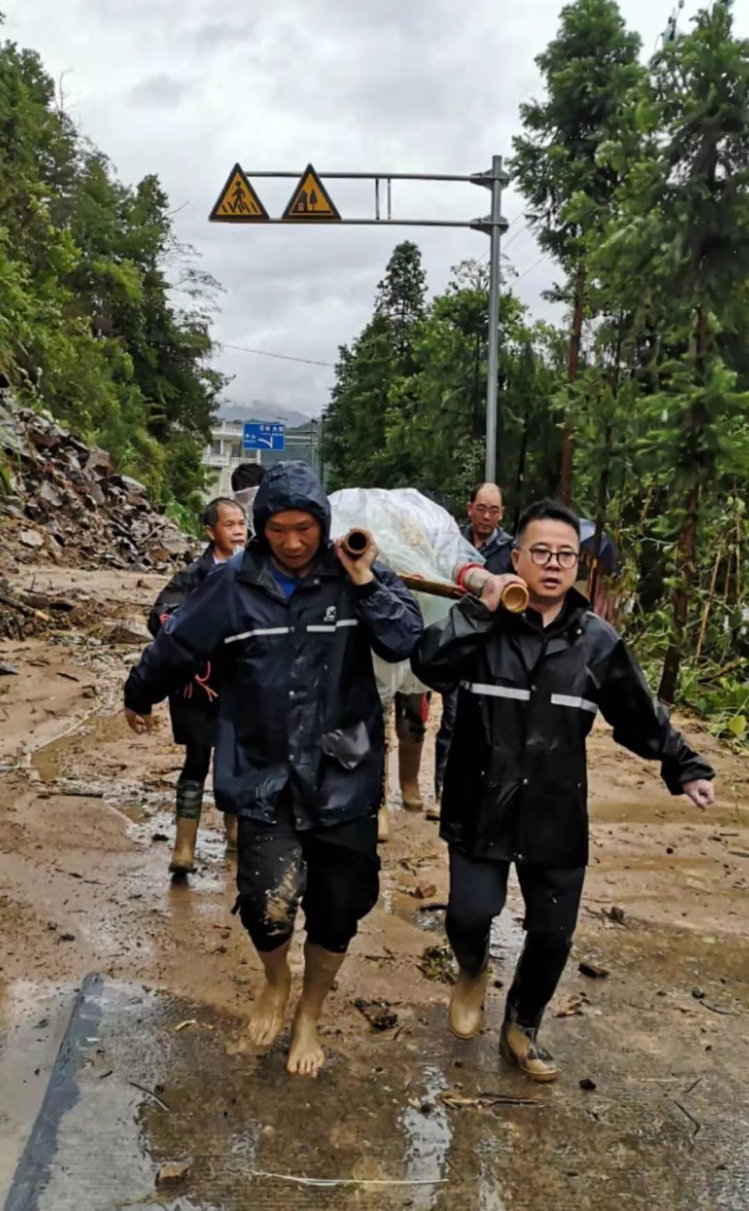 生了,是个男孩!8个小时生死接力成功救援待产孕妇