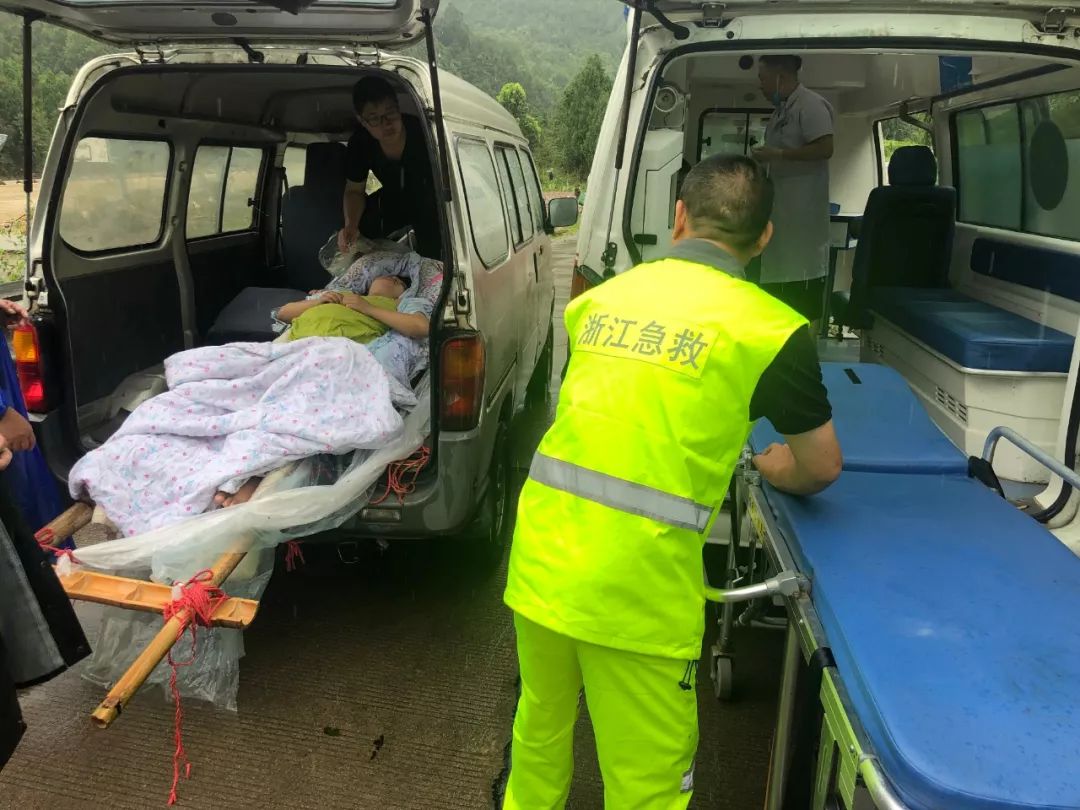 生了,是个男孩!8个小时生死接力成功救援待产孕妇