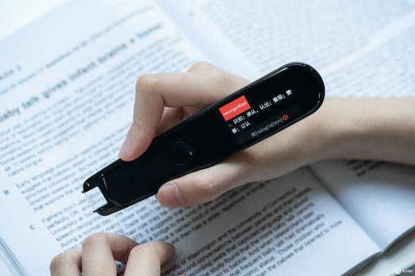 查词翻译只需一「笔」一划，网易有道词典笔 2.0 体验