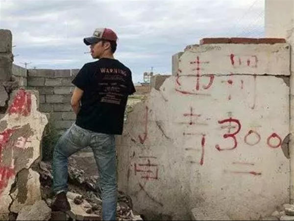 李云迪街头不雅行为引争议