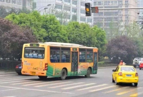 黄灯过线,黄灯过线算闯红灯吗