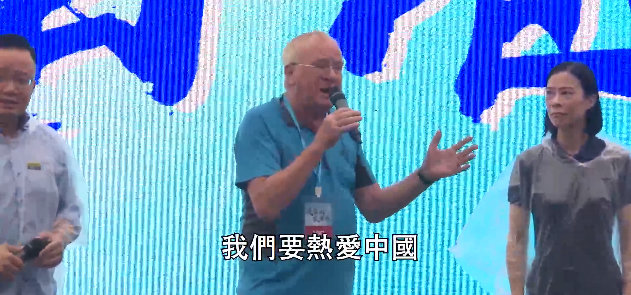 英国大爷怒问暴徒：你们为什么怕中国？