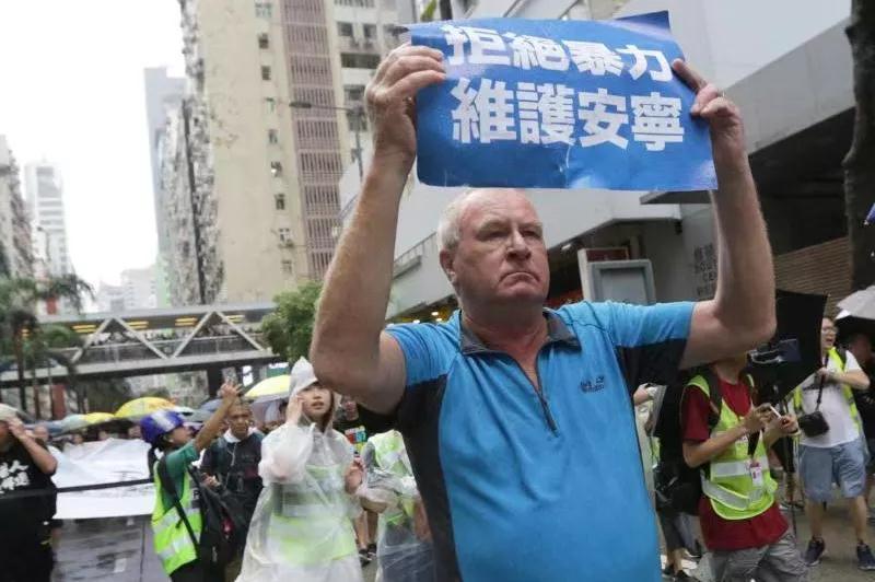 英国大爷怒问暴徒：你们为什么怕中国？