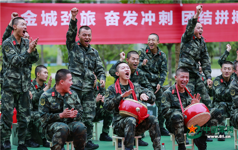 篮球比赛一支队多少人(军营男儿不服输 武警甘肃总队举行“强军杯”篮球赛)