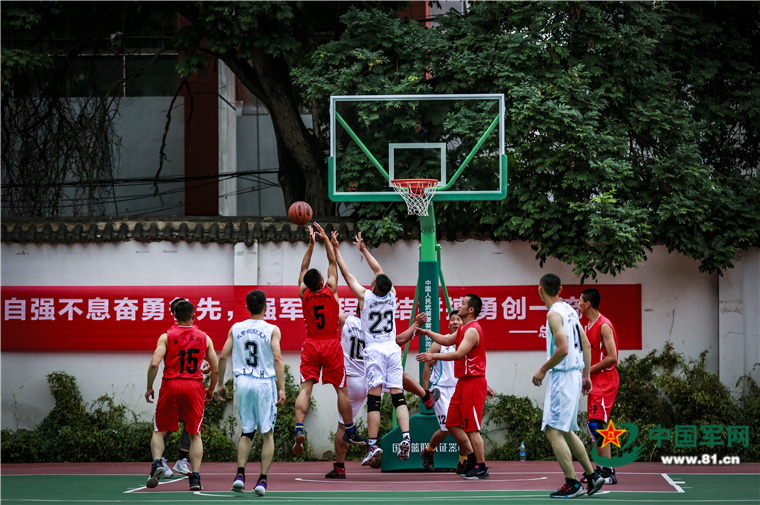 篮球比赛一支队多少人(军营男儿不服输 武警甘肃总队举行“强军杯”篮球赛)