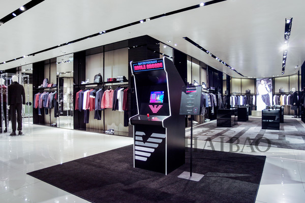 安普里奥·阿玛尼 (EMPORIO ARMANI) 庆祝满天星系列限量款腕表发布，佟丽娅受邀出席活动