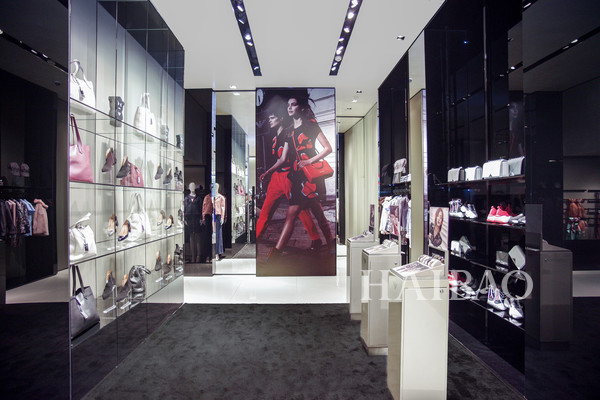 安普里奥·阿玛尼 (EMPORIO ARMANI) 庆祝满天星系列限量款腕表发布，佟丽娅受邀出席活动