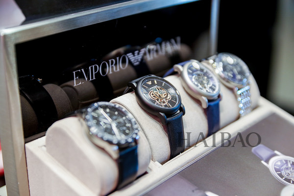 安普里奥·阿玛尼 (EMPORIO ARMANI) 庆祝满天星系列限量款腕表发布，佟丽娅受邀出席活动