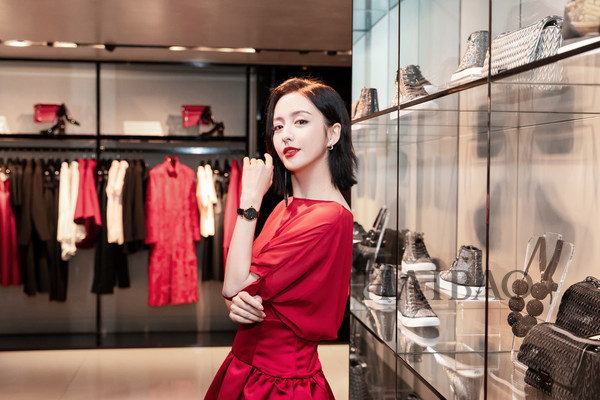 安普里奥·阿玛尼 (EMPORIO ARMANI) 庆祝满天星系列限量款腕表发布，佟丽娅受邀出席活动