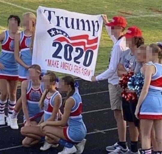 因高举特朗普竞选口号旗帜 美国一高中啦啦队被留校察看