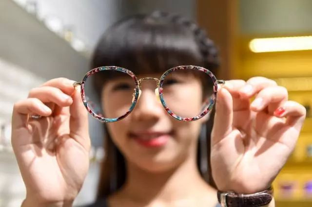 中消协：应谨慎选择防蓝光镜片，近视500度以上不推荐大框眼镜
