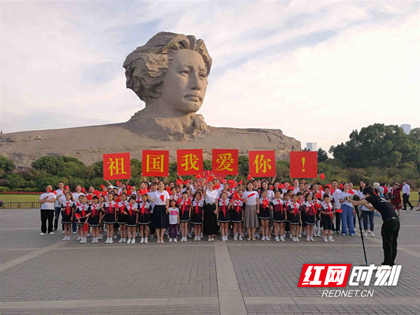 岳麓区：小学生用彩色砂铺的祝福图献上美丽的祝福