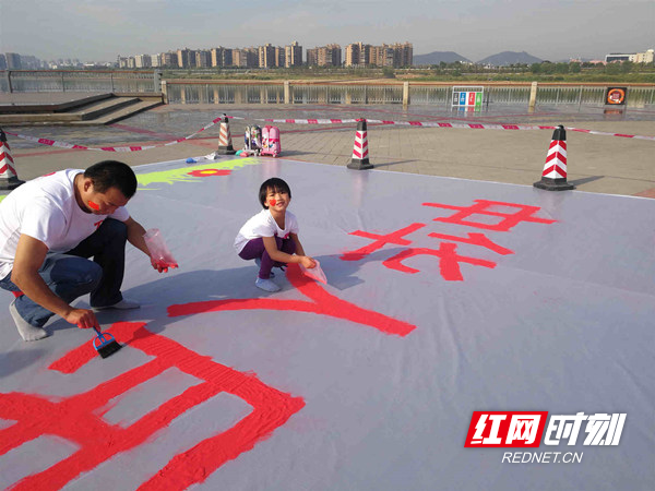 岳麓区：小学生用彩色砂铺的祝福图献上美丽的祝福