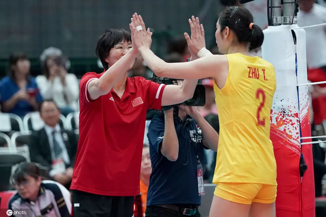 中国女排世界杯2019合照(十连胜卫冕世界杯冠军 中国女排为祖国献礼｜IC photo)