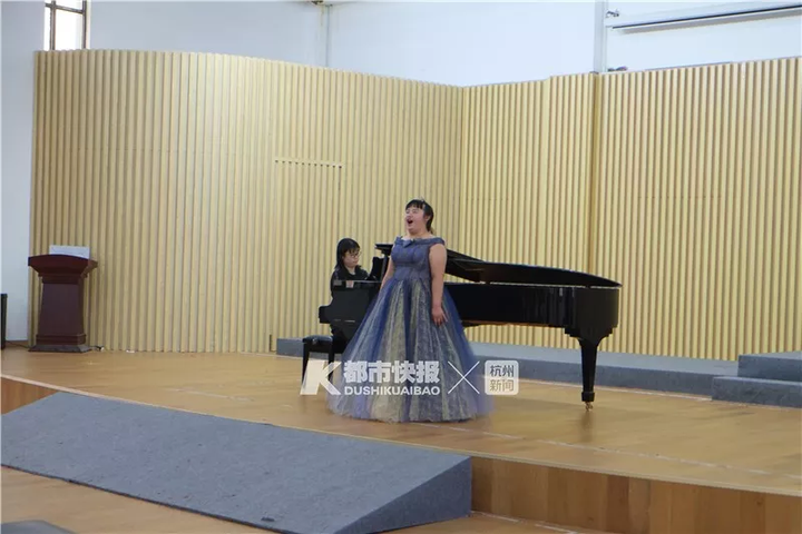 看哭！盲女孩专业课第一考进浙音最难考专业：生活以痛吻我，而我报之以歌
