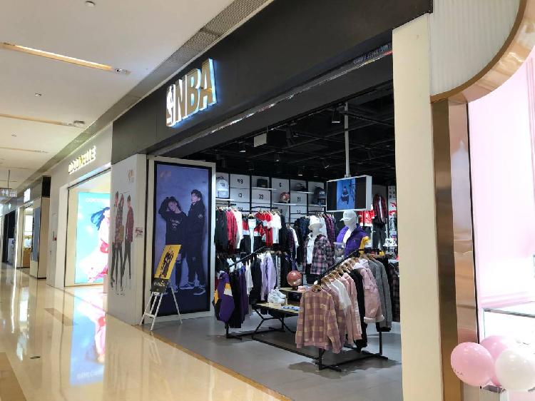 重庆有哪些跟nba联名的店(莫雷“爆雷”事件丨NBA凉了，炒鞋会翻车吗？天真！一些潮鞋还涨价了)