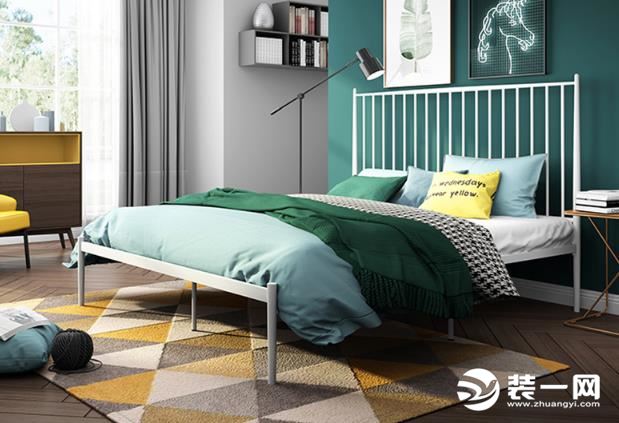 卧室用铁艺床好吗？和实木床相比哪一种更好呢？