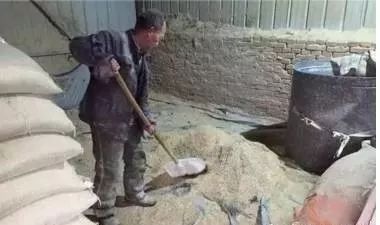 自制飼料攪拌機(jī)，這個養(yǎng)牛人太有才了