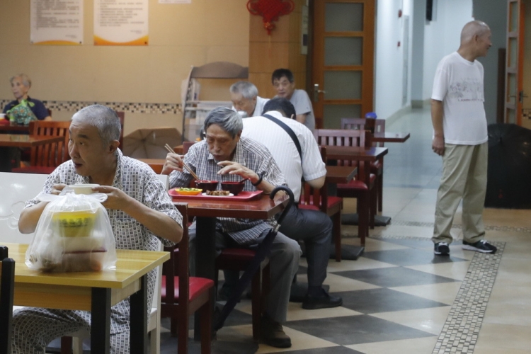 到2022年底上海老年助餐場所將增至1600家，老人「吃不厭」的溫暖餐桌如何打造