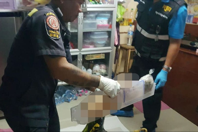 泰国20岁大学生疑杀害亲妈，肢解尸体藏入冰箱后开枪自杀