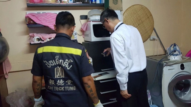 泰国20岁大学生疑杀害亲妈，肢解尸体藏入冰箱后开枪自杀