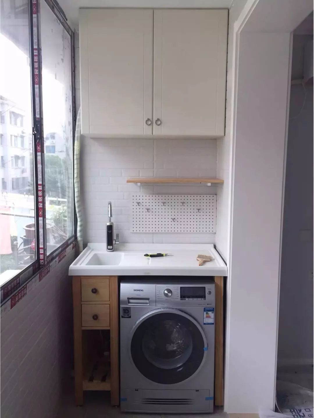 小户型阳台太迷你了，用滚筒洗衣机还能多点收纳空间
