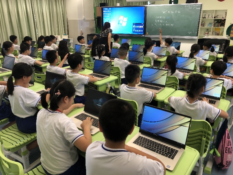 这所学校的智慧课堂让学生大呼过瘾：VR让物化生课堂如同看电影