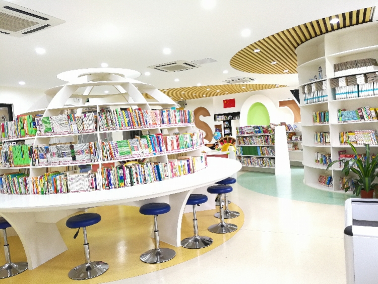 这所学校的智慧课堂让学生大呼过瘾：VR让物化生课堂如同看电影