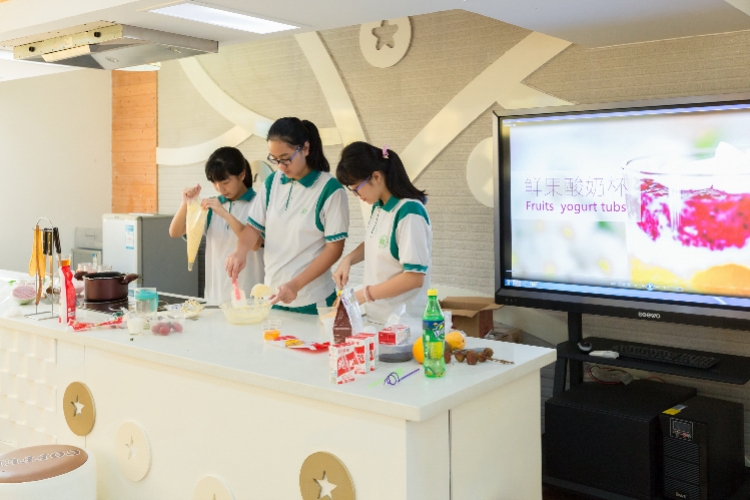 这所学校的智慧课堂让学生大呼过瘾：VR让物化生课堂如同看电影