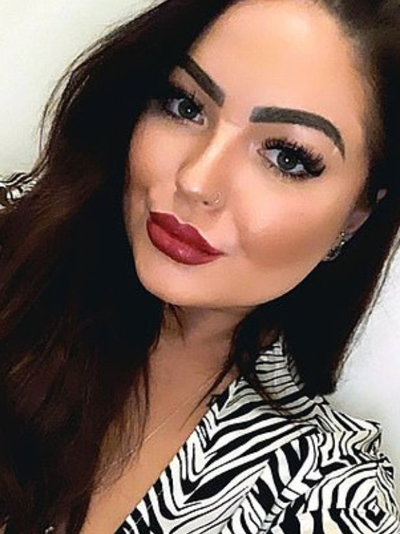 英国24岁女子醉酒“性侵”两男乘客，还殴打保安被捕