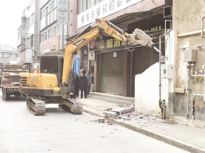 陆良县“两违”建筑在工程机械的轰鸣声中顺利拆除