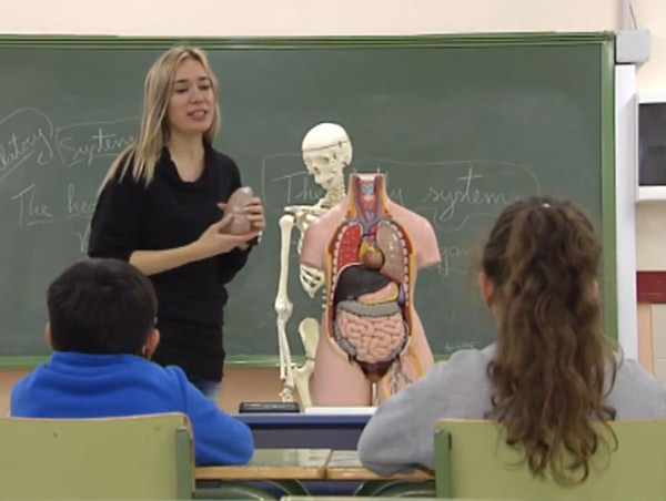 西班牙美女教师穿人体解剖图“裸体”授课，学生惊呆了