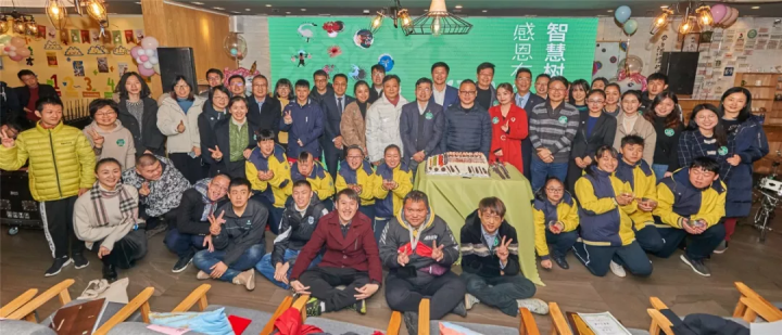 儿子高中毕业去咖啡店上班，爸妈辞去原来工作陪他一起！杭州这家最温暖的小店5岁了