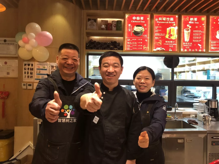 儿子高中毕业去咖啡店上班，爸妈辞去原来工作陪他一起！杭州这家最温暖的小店5岁了