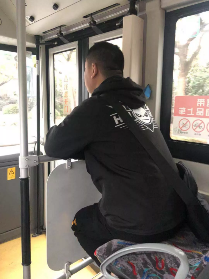 儿子高中毕业去咖啡店上班，爸妈辞去原来工作陪他一起！杭州这家最温暖的小店5岁了