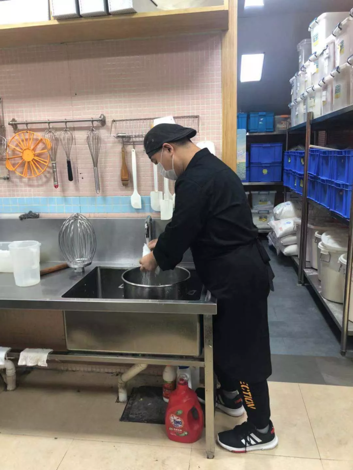 儿子高中毕业去咖啡店上班，爸妈辞去原来工作陪他一起！杭州这家最温暖的小店5岁了