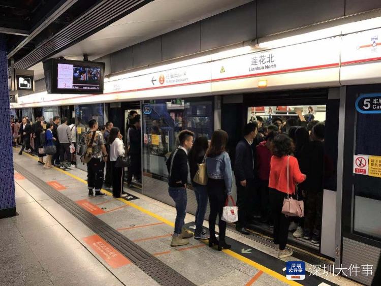 早高峰深圳地铁4号线故障，服务暂停1小时，乘客：一年全勤泡汤