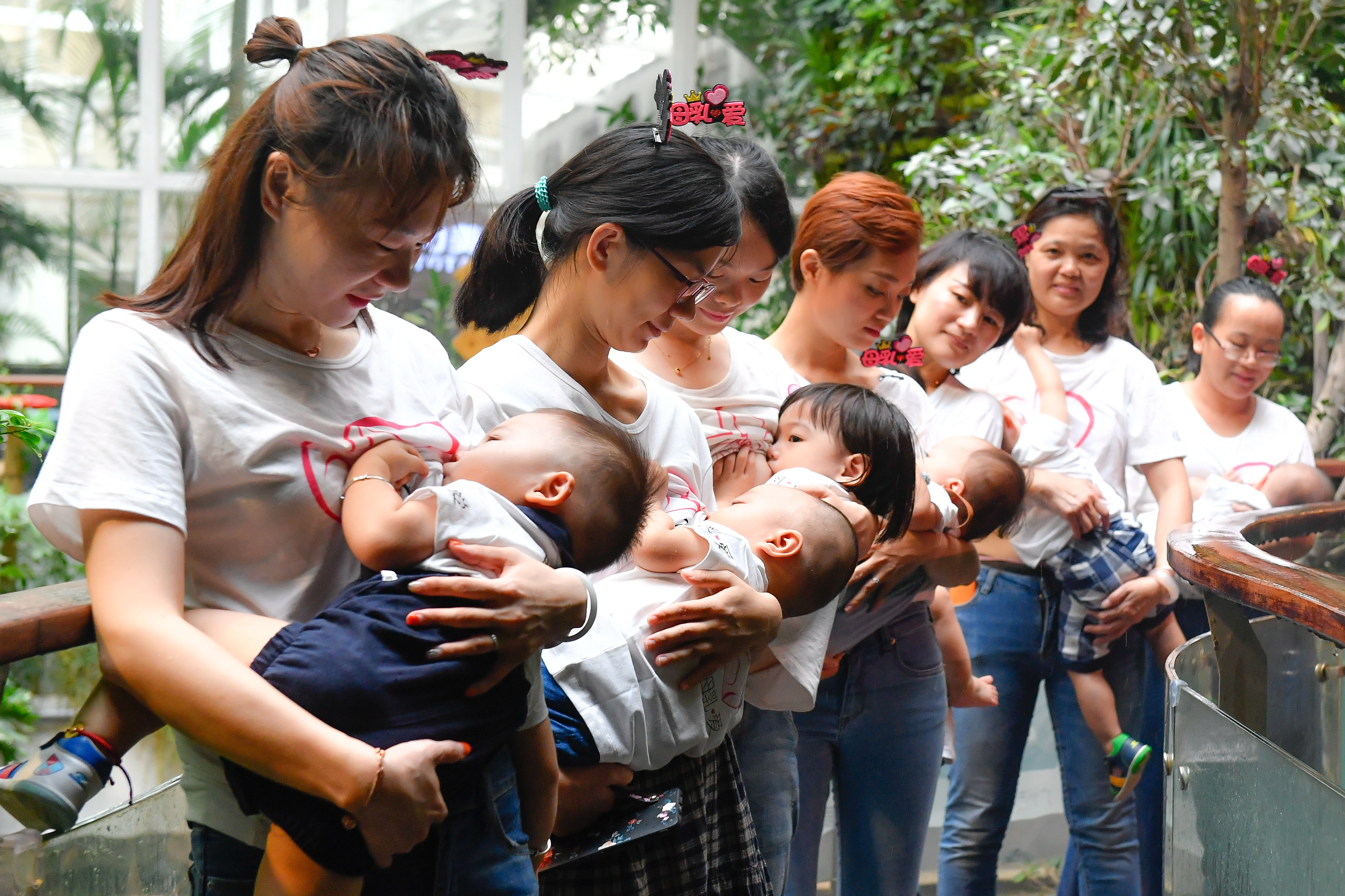 让宝妈们在外有尊严地哺乳，广州母乳喂养促进条例是如何诞生的