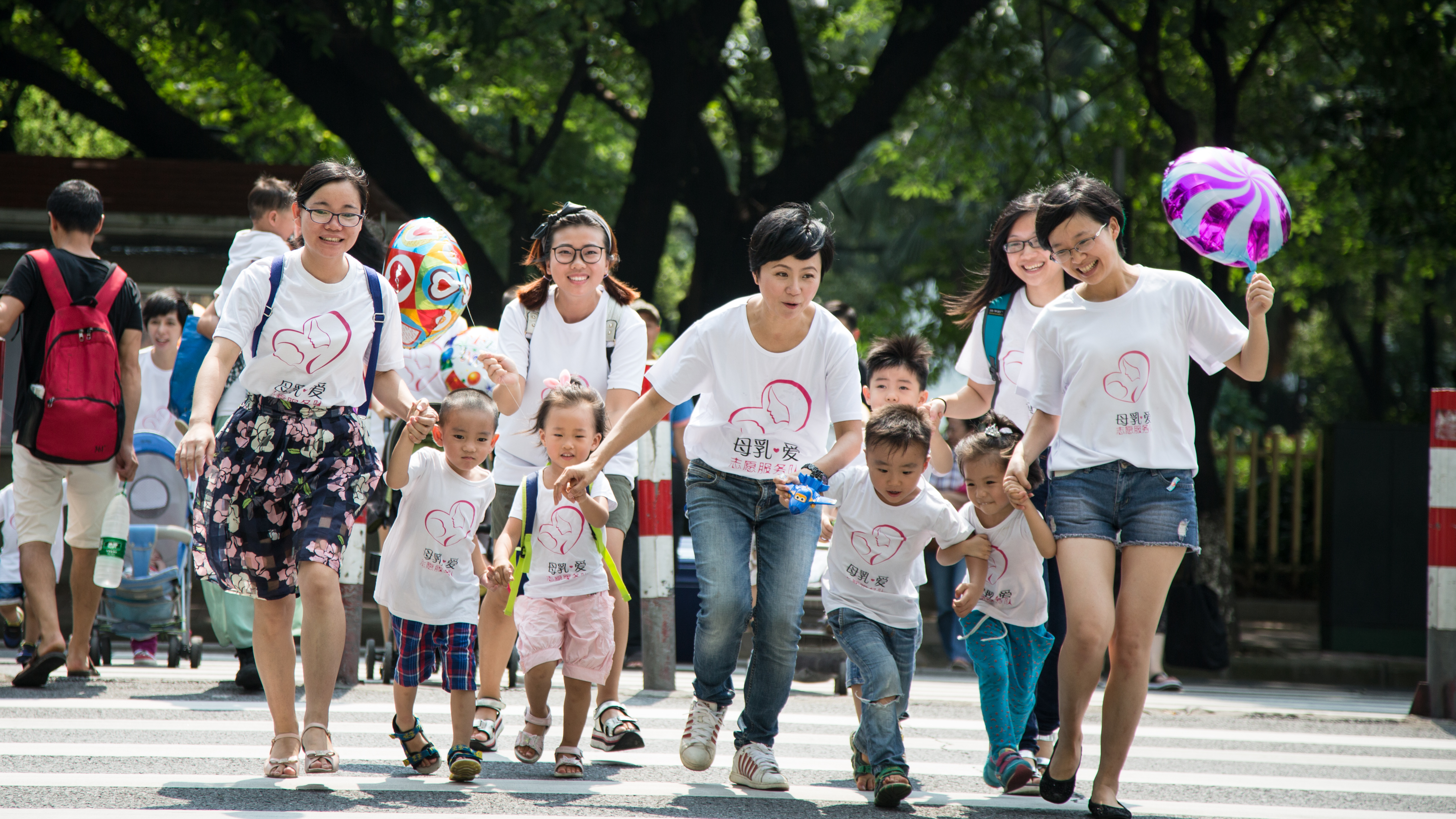 让宝妈们在外有尊严地哺乳，广州母乳喂养促进条例是如何诞生的