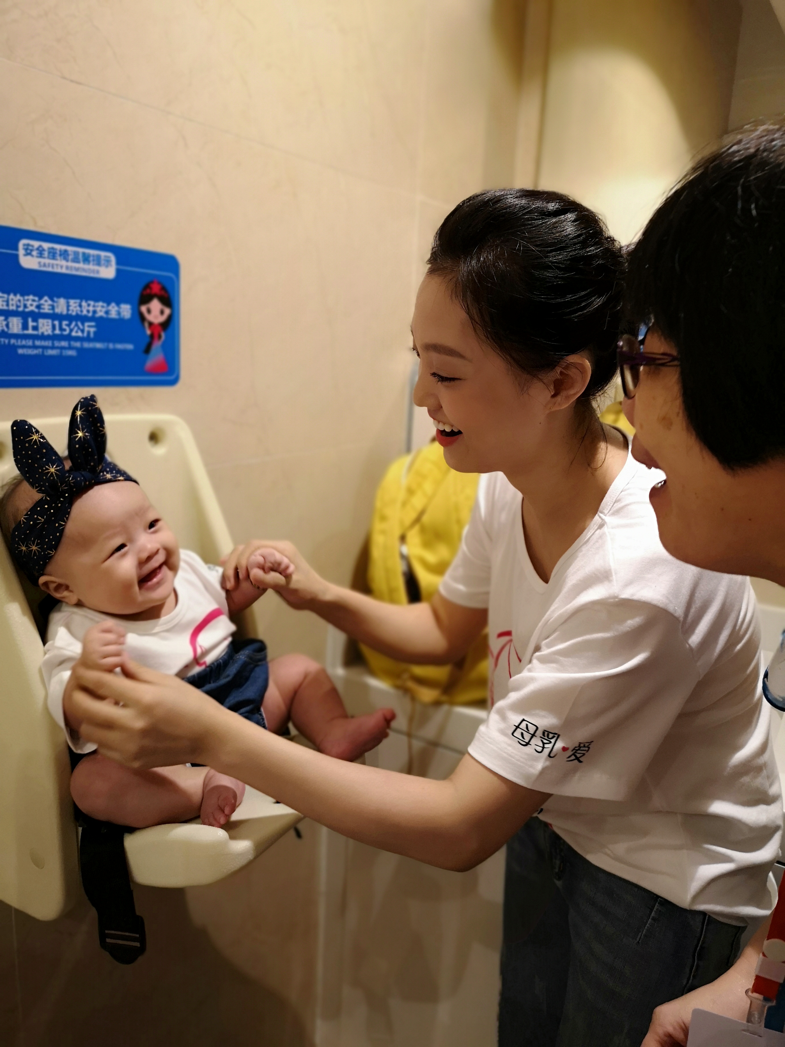 让宝妈们在外有尊严地哺乳，广州母乳喂养促进条例是如何诞生的