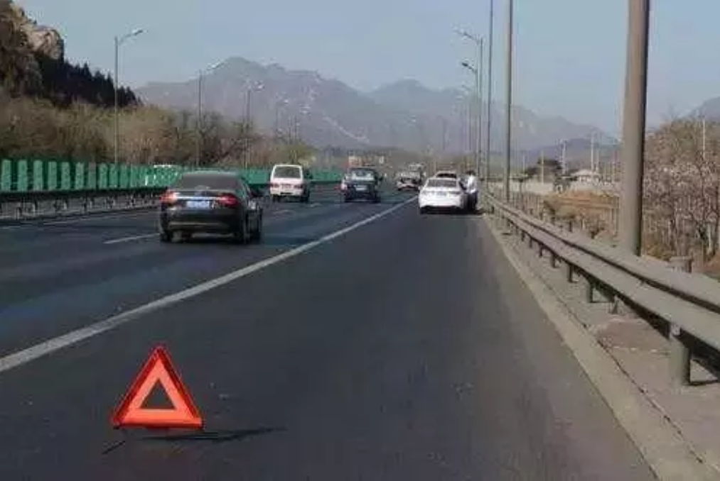 车子在高速上坏了，该叫保险公司还是4S店拖车？交警：都不是