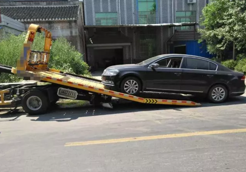 车子在高速上坏了，该叫保险公司还是4S店拖车？交警：都不是