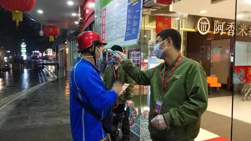 最新通报！深圳一商场员工确诊，涉事楼层封闭！武汉澄清“火神山医院漏水”传言；非湖北地区新增确诊12连降…