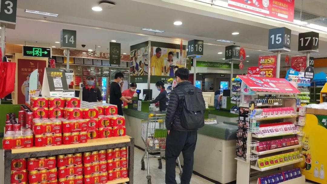 最新通报！深圳一商场员工确诊，涉事楼层封闭！武汉澄清“火神山医院漏水”传言；非湖北地区新增确诊12连降…